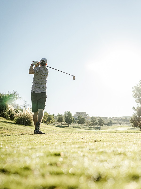 Fotografía de hombre jugando al golf