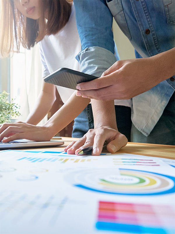 Fotografía de mujer y hombre trabajando con móvil y documentos
