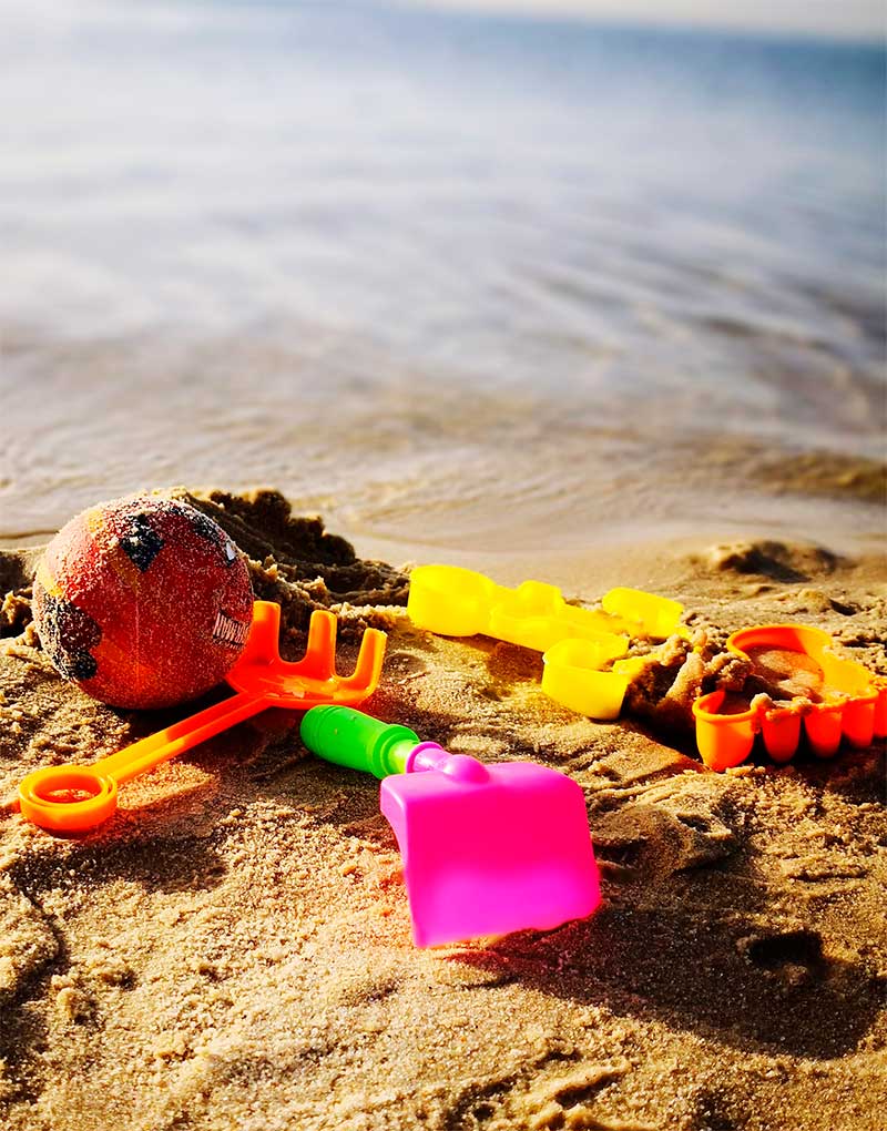 Fotografía de juguetes de playa en la orilla del mar